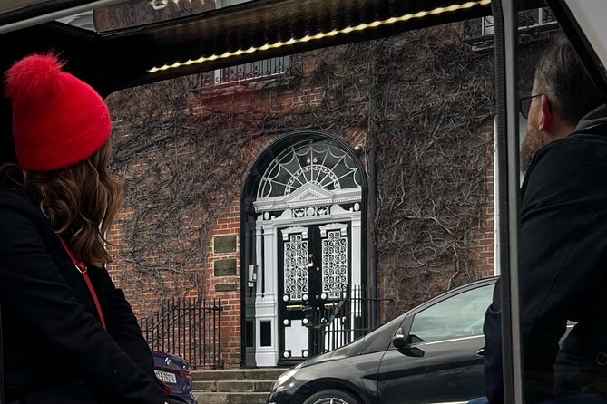 A Unique and Fun 1 Hour city tour of Dublin - Trinity College Dublin, Plus Oscar Wilde’s Merrion Square Moment