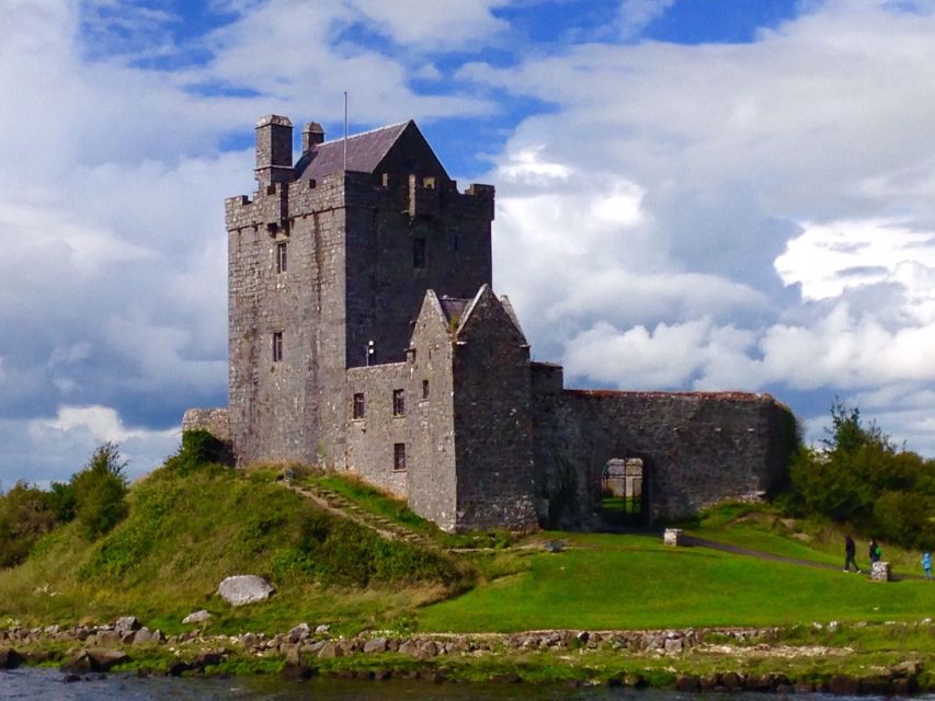 Cliffs of Moher and Galway Tour in Italian or Spanish - Galway in 1.5 hours: streets, color, and the Corrib river walk