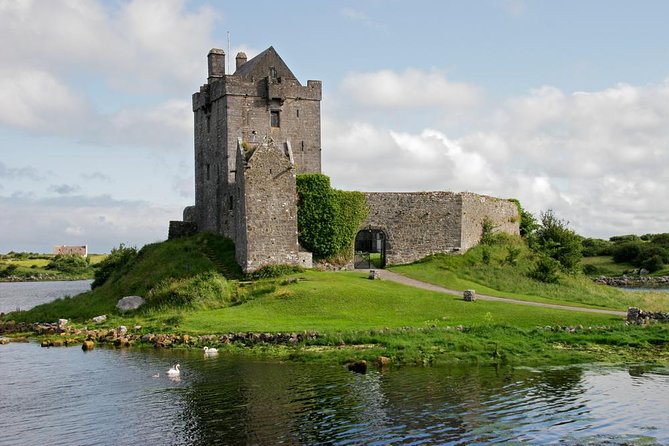 Cliffs of Moher Private Award Winning Luxury Mercedes Car Tour - Bunratty Castle and Folk Park: a quick castle photo break