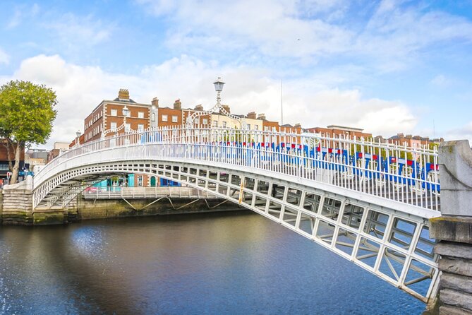 Cupid’s Trail: Romantic Puzzle Quest in Dublin - The Temple Bar Pub, a classic Dublin moment