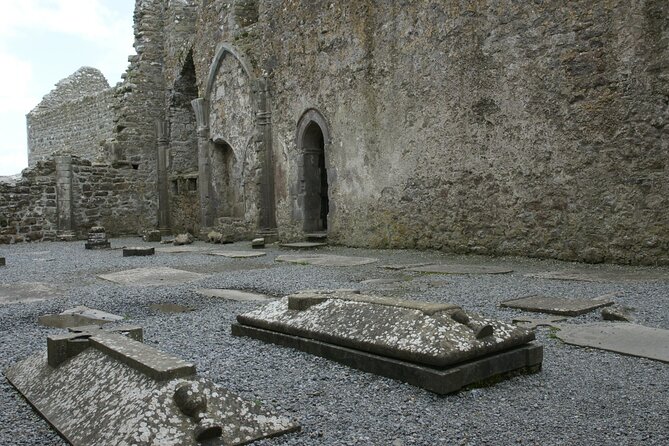 Day trip to Cliffs of Moher & Bunratty Castle and Ennis - Cliffs of Moher, 210 meters up: how to plan your walk and lunch
