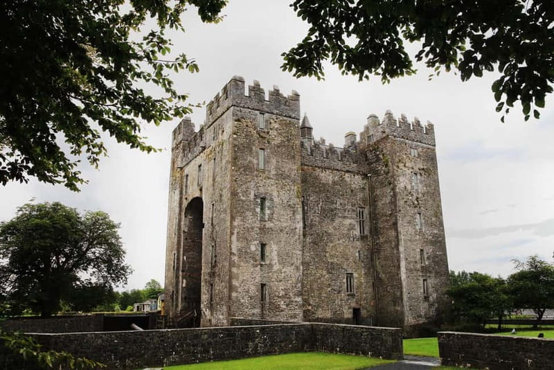 Dublin: Cliffs of Moher, Bunratty Castle and Ennis Day Trip - Cliffs of Moher: O’Brien’s Tower, the Visitors Centre, and the best viewing strategy