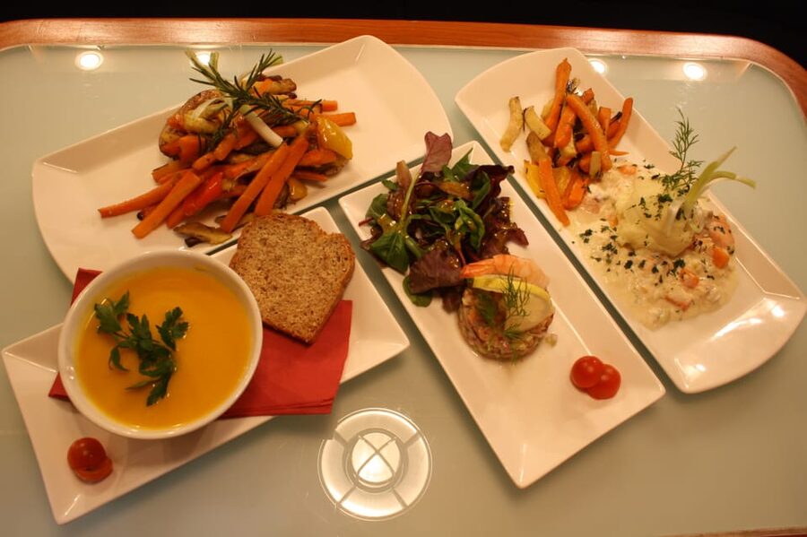 Dublin: Grand Canal Cruise with Dinner - Drinks and the Bar Scene: What You Can Order Beyond the Included Glass