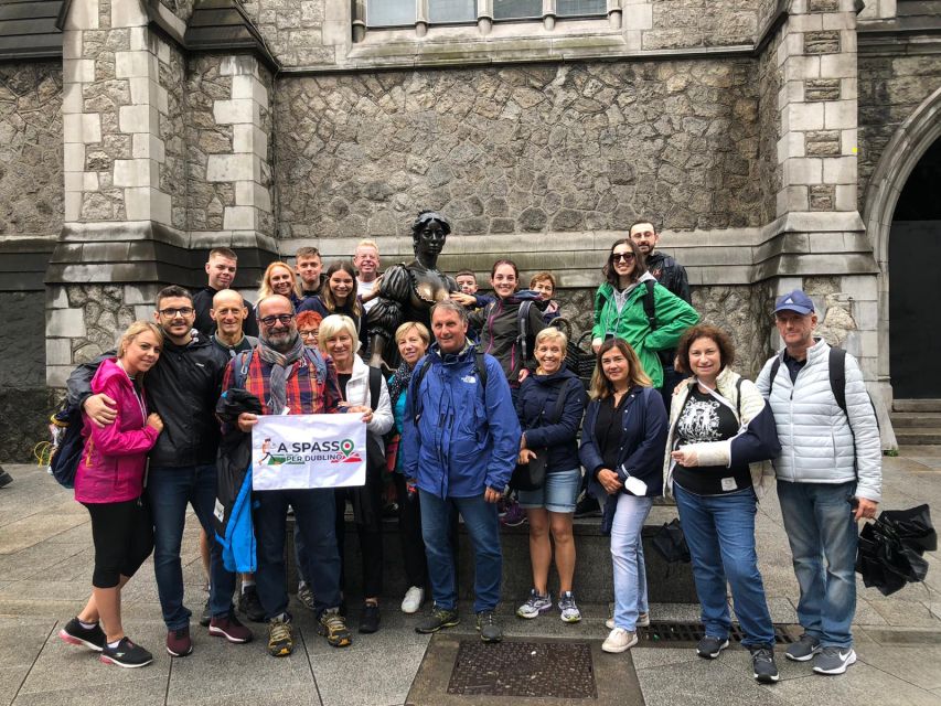 Dublin Highlights: 2.45-Hour Walking Tour in Italian - Molly Malone to Dublin Castle: learning power change at street level