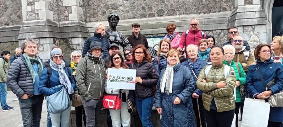 Dublin Highlights: 2.45-Hour Walking Tour in Italian - Henry Grattan Monument and Trinity College: a great place to set the story