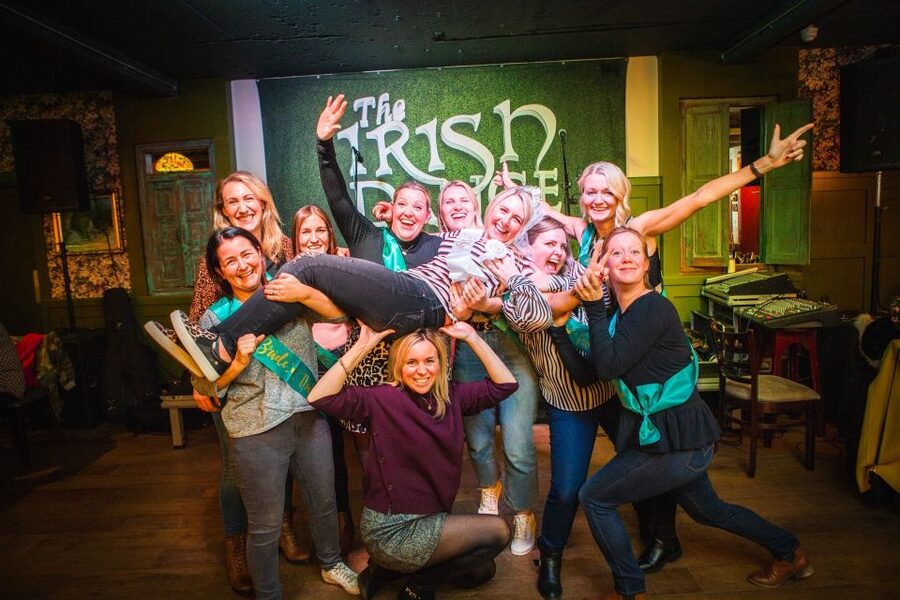 Dublin: Irish Music and Dance Show with Dance Lesson - Live singer and musicians: the crowd gets invited in