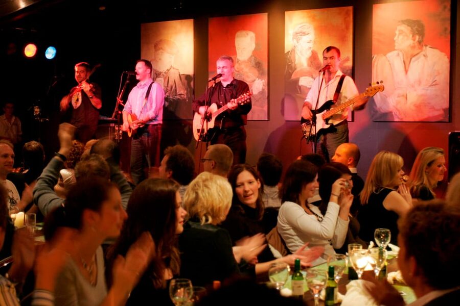 Dublin: Irish Night Show at the Merry Ploughboy Pub - From 6.30 pm to showtime: dinner, communal tables, and getting comfortable