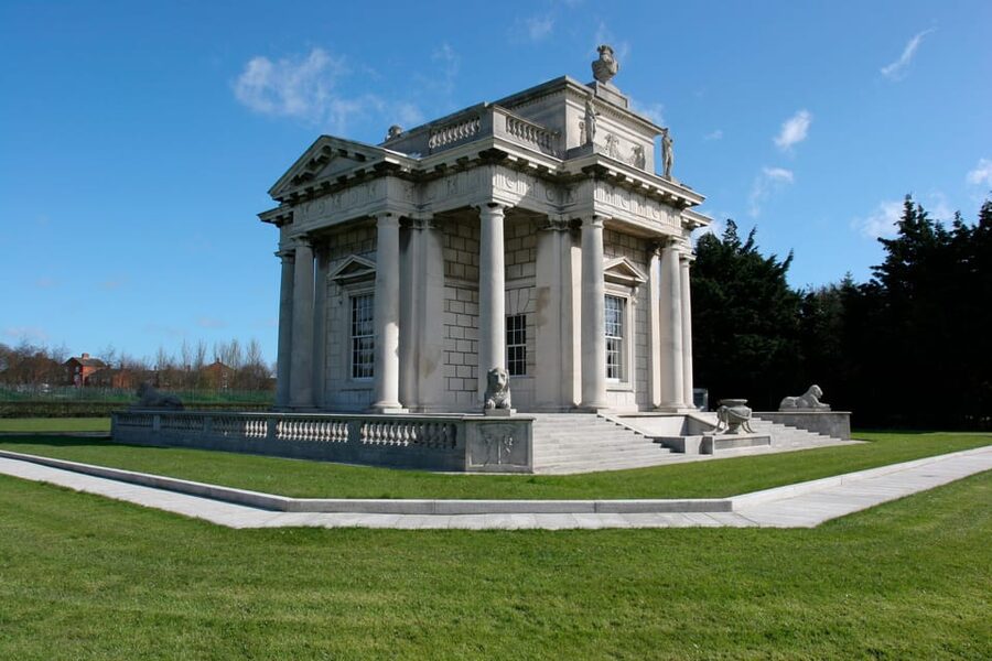 DUBLIN: Malahide castle and Howth MULTILINGUAL full day tour - Morning pickup on Cathal Brugha Street, then straight to the coast
