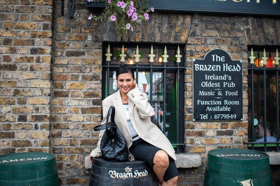 Dublin: Private Photo Experience - Temple Bar Streets and the Ha’penny Bridge Photo Moment