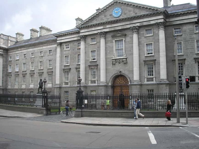 Dublin: Sightseeing Walking Tour in German - Dublin Castle grounds and City Hall: where the timeline starts