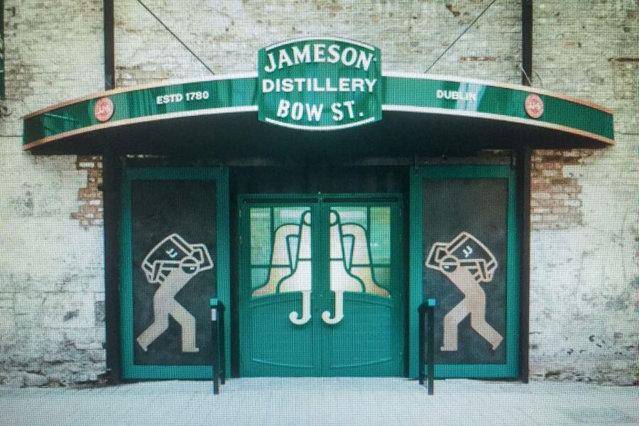 Dublin: Skip-the-Line Guinness and Jameson Whiskey Tour - Brazen Head Pub stop: a quick Dublin pause with a guided lens