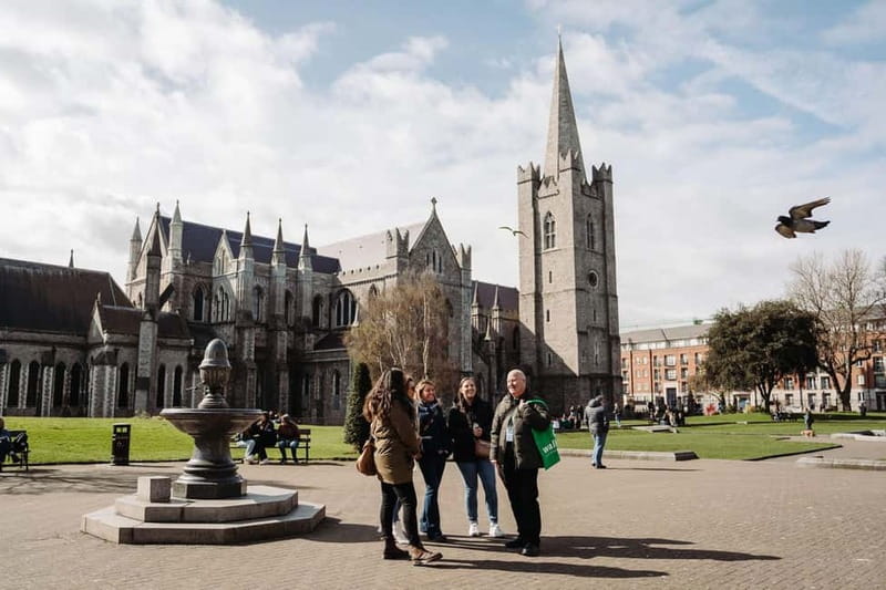 Dublin: Trinity College, Castle, Guinness and Whiskey Tour - Start at Molly Malone, then beat the crowds at Trinity