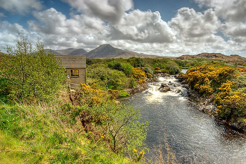 From Dublin: Connemara and Galway Full-Day Tour - The guides and commentary that turn the bus ride into part of the experience