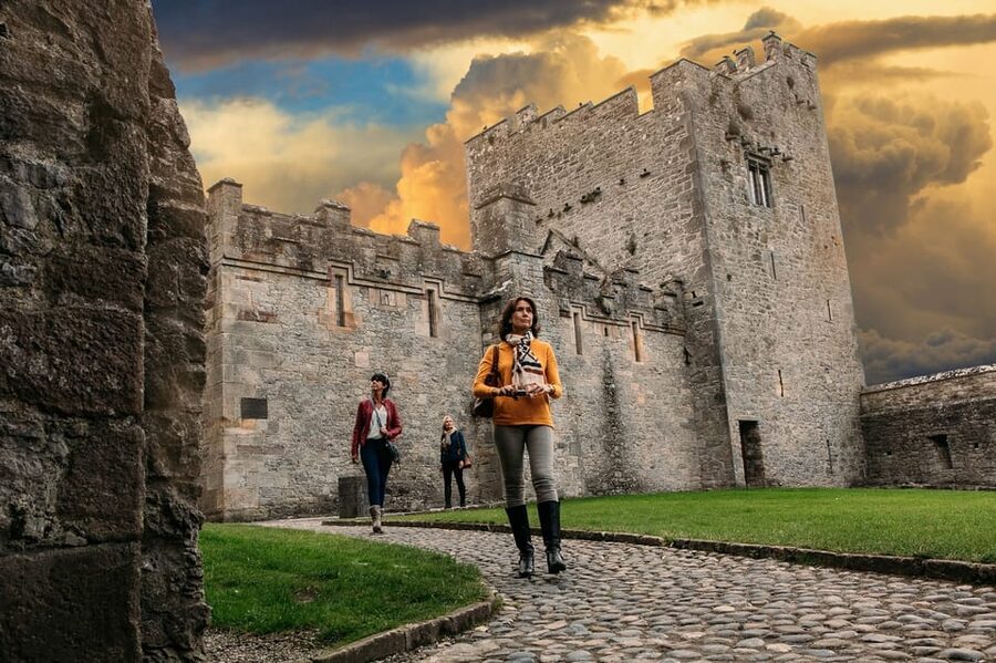 From Dublin:Cork,Cahir Castle,Rock of Cashel Tour in Spanish - Key highlights to look for