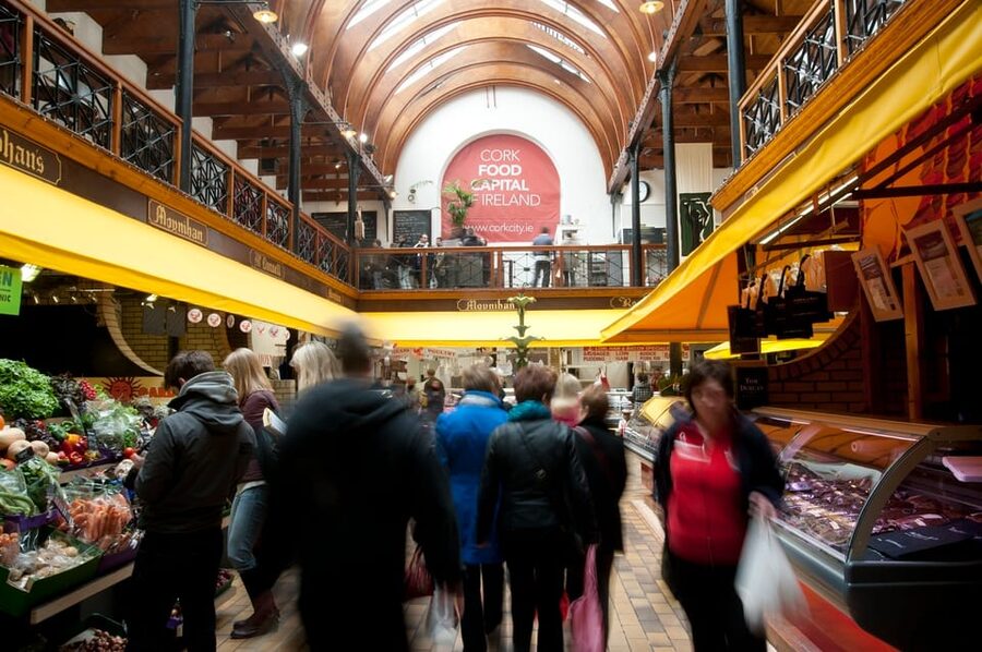 From Dublin:Cork,Cahir Castle,Rock of Cashel Tour in Spanish - Cork on foot: English Market, St Finbarr’s Cathedral, and bell towers