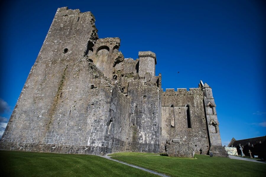 From Dublin:Cork,Cahir Castle,Rock of Cashel Tour in Spanish - Spanish-only guiding, and how to enjoy it anyway