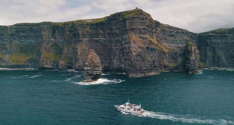 From Dublin: Galway + Cliffs of Moher Boat Cruise in Spanish - County Clare Drive and the Quick Doolin Stop