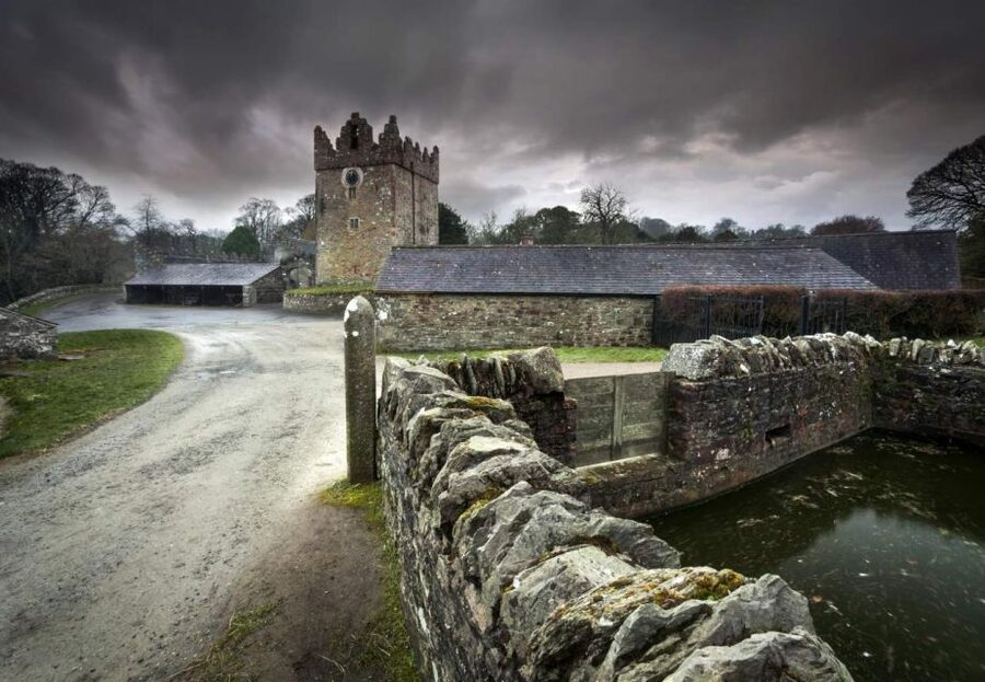 From Dublin: Game of Thrones Winterfell Locations Tour - Inch Abbey Ruins: The Moment Robb Became King in the North