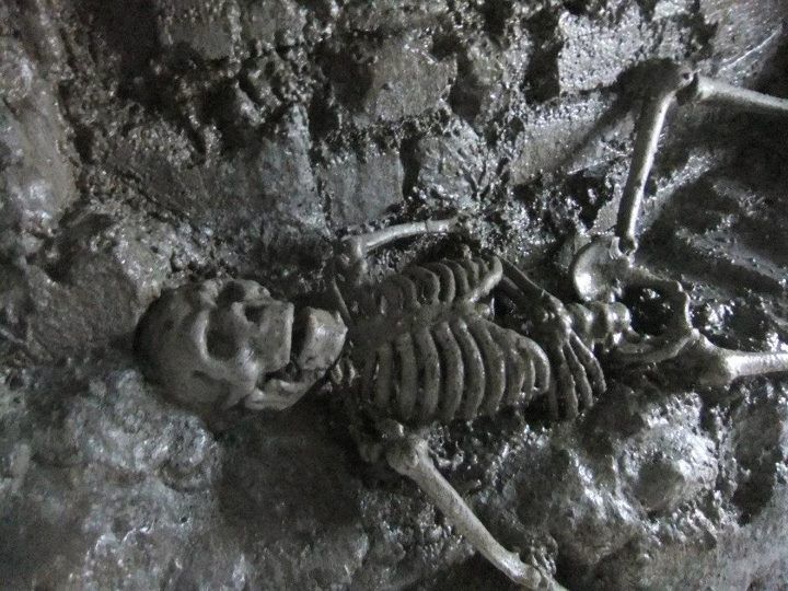 From Dublin: Gravedigger Ghost Bus Tour - Kilmainham Gaol: where tragedy meets a staged scare