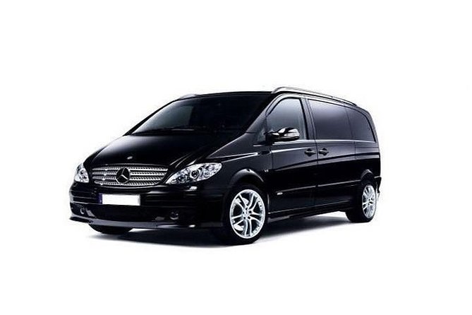Private Transfer from Dublin city Center to Dublin airport One way Minivan - The minivan for up to 8: comfort, luggage, and group logistics