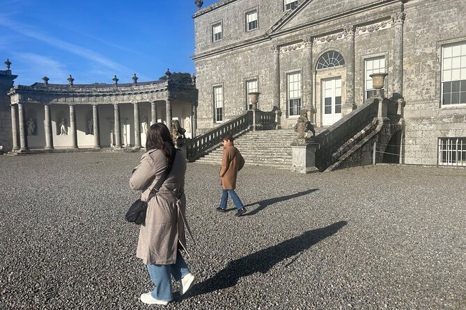 Sheepdogs in the countryside, authentic Dubliners city tour combo - What you get on board, from bottled water to Irish music and whiskey