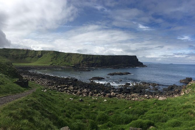 Spanish Belfast And Giants Causeway Tour - Coach comfort, weather, and what to pack for a smooth day