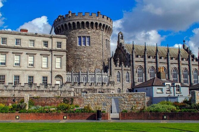 St Patrick's Cathedral, Book of Kells and Dublin Castle Tour - Molly Malone Statue: The Fast Photo Moment With a Song