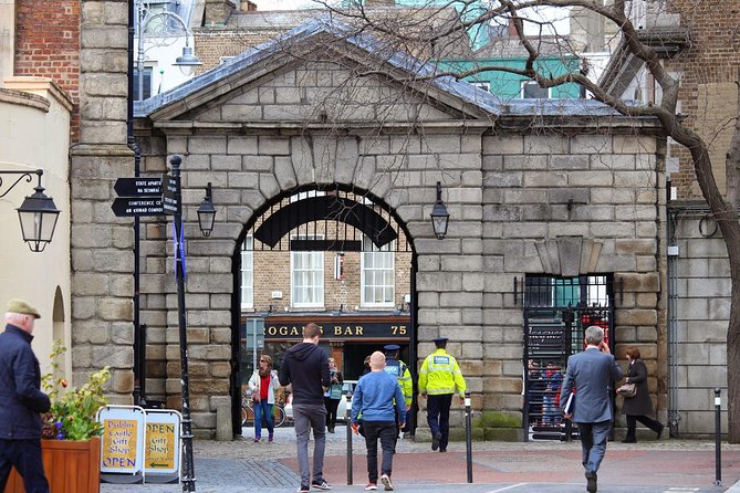 The Best of Dublin - Highlights and Hidden Corners - Dame Street to the Cathedral: Starting With the City’s Backbone