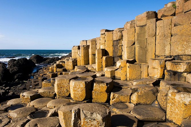 The Giant's Causeway, Dunluce Castel and Belfast - Spanish guide - Dunluce Castle: cliff views, a bridge approach, and sea-stories