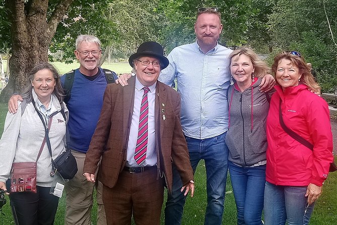 Walking tour in Merrion Square Park with a pint of Guinness Dublin Rogues Tour - Who Dave is and why the tour style works