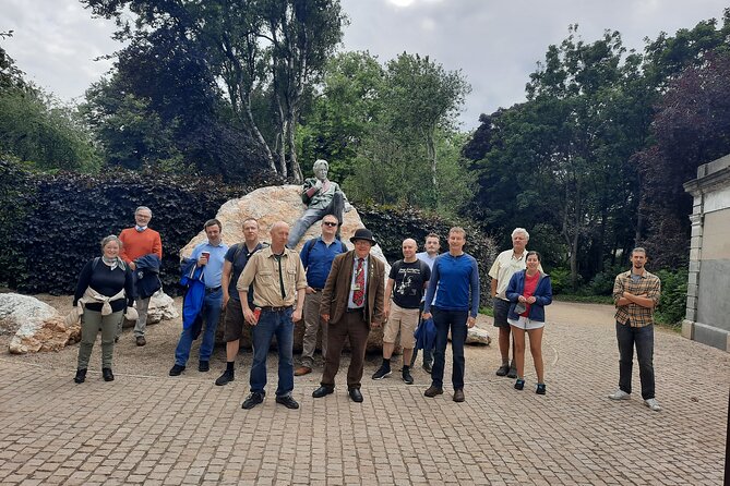 Walking tour in Merrion Square Park with a pint of Guinness Dublin Rogues Tour - The main stop: Merrion Square West and the characters around the statues